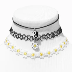 Claire's Colliers-Ras-de-cou marguerite et yin et yang noir - Lot de 3