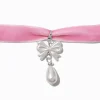 Claire's Colliers-Ras-de-cou à pendentif nœud perle d'imitation en imitation velours rose