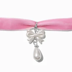 Claire's Colliers-Ras-de-cou à pendentif nœud perle d'imitation en imitation velours rose